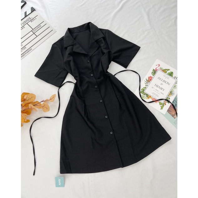 Đầm đen cài nút