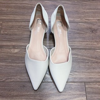 Giày mũi nhọn gót 3cm màu kem size 39