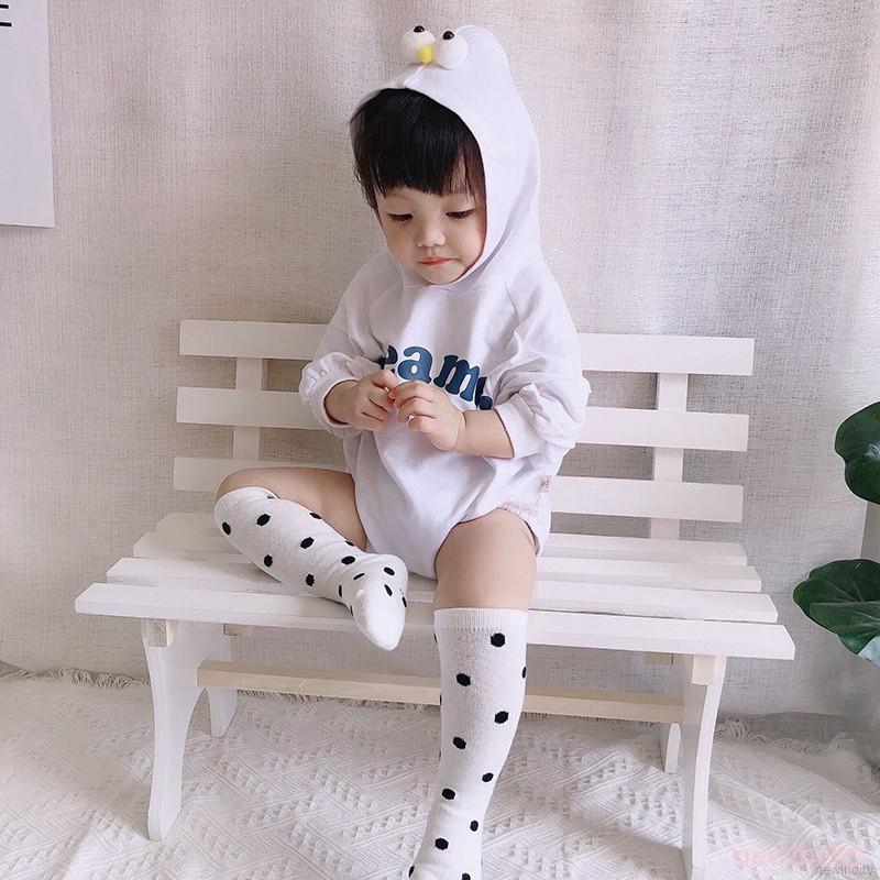 Jumpsuit tay dài hoạ tiết chữ in phong cách Hàn Quốc cho bé