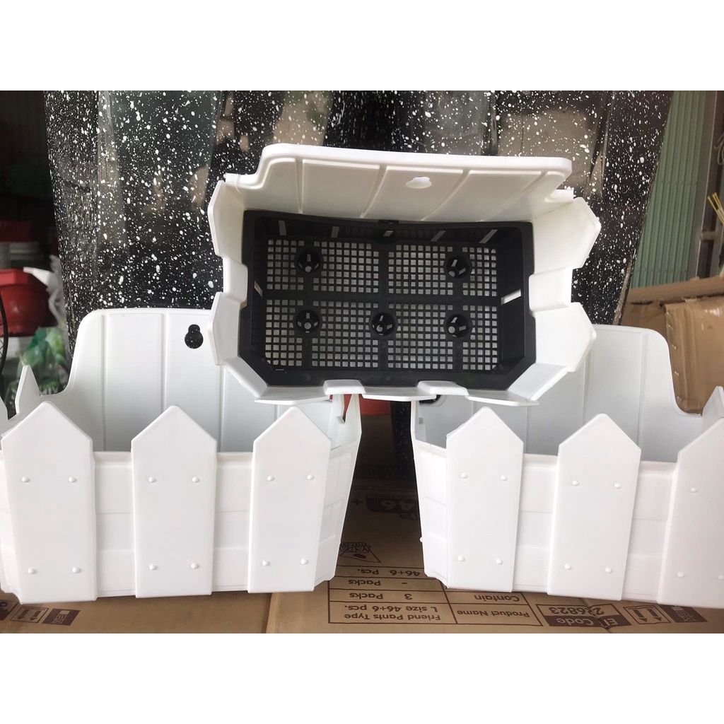 Chậu Nhựa ốp tường hàng rào, chậu trông hoa (Có đế lót giữ nước)