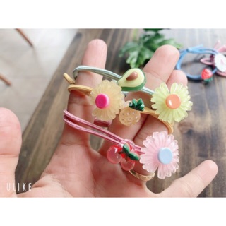 Cột tóc hoa cúc xinh xắn