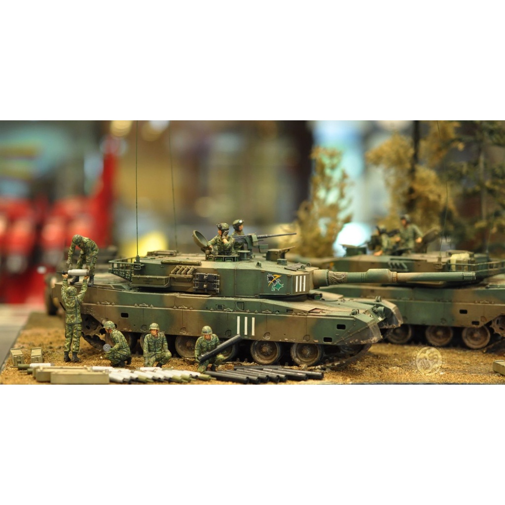 Mô hình lắp ráp xe tăng quân sự Nhật Bản JAPAN GROUND SELF DIFFENSE FORCE TYPE 90 TANK w/AMMO-LOADING CREW SET 35260
