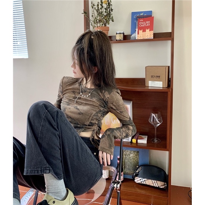 Áo thun dài tay họ tiết camo màu nâu khoét eo xẻ tà dây rút croptop
