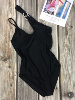 Bikini 1 mảnh lệch vai phối khoen