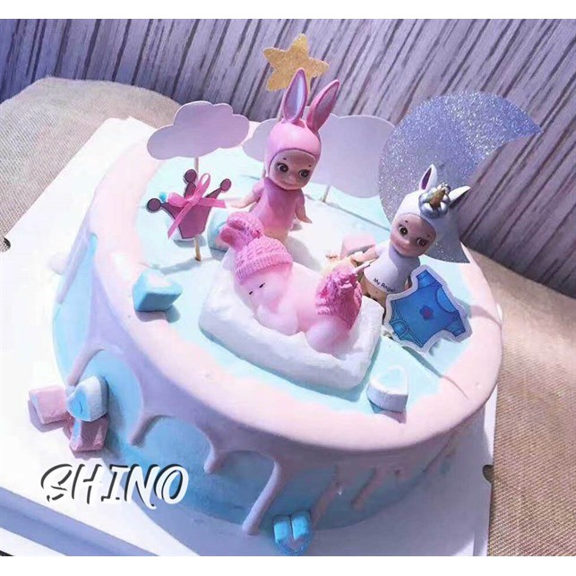 Em bé tai thỏ trắng