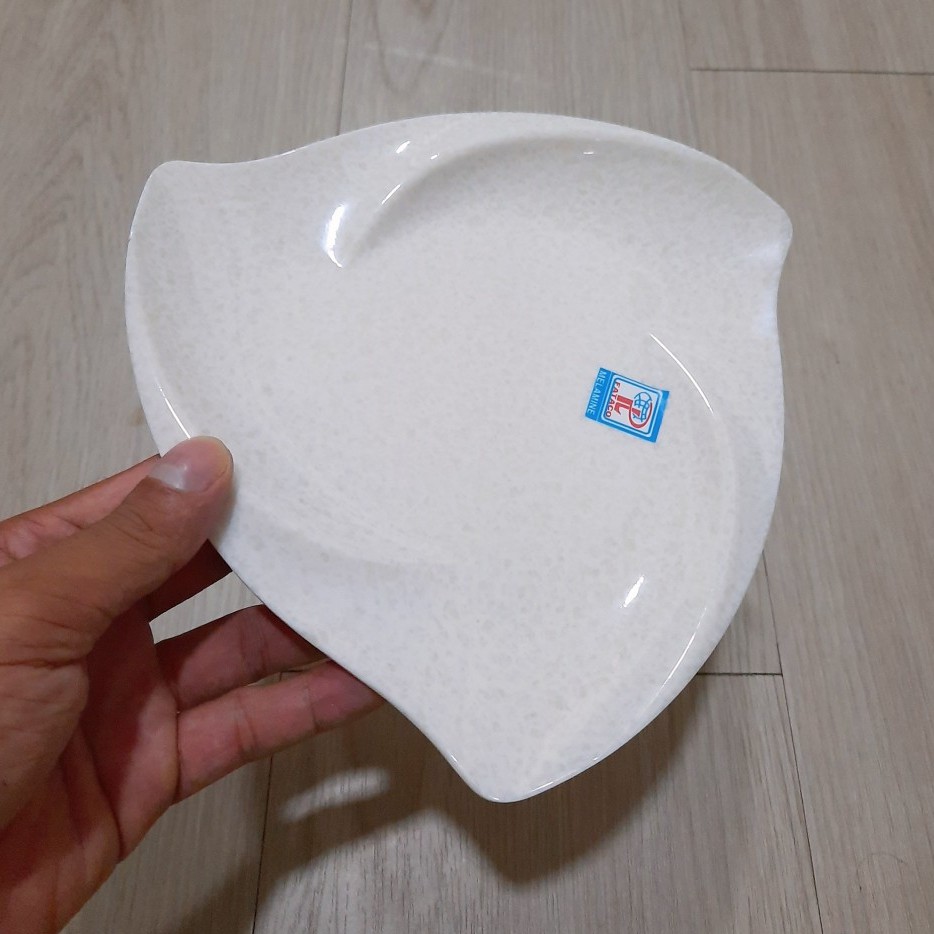 Dĩa Nhựa Tam Giác Vân Đá Kem 27cm