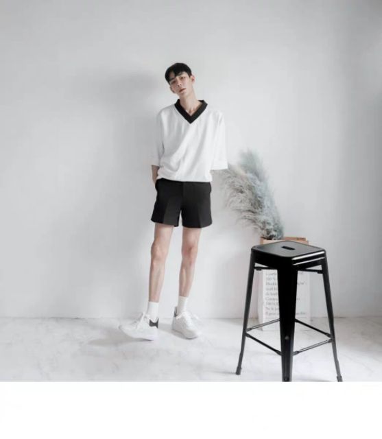 Áo thun nam cổ tim trắng tay lửng form rộng cổ V viền đen | BigBuy360 - bigbuy360.vn