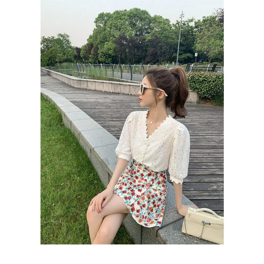 Áo Kiểu Cổ V Tay Phồng Phối Ren Thời Trang Nữ Tính