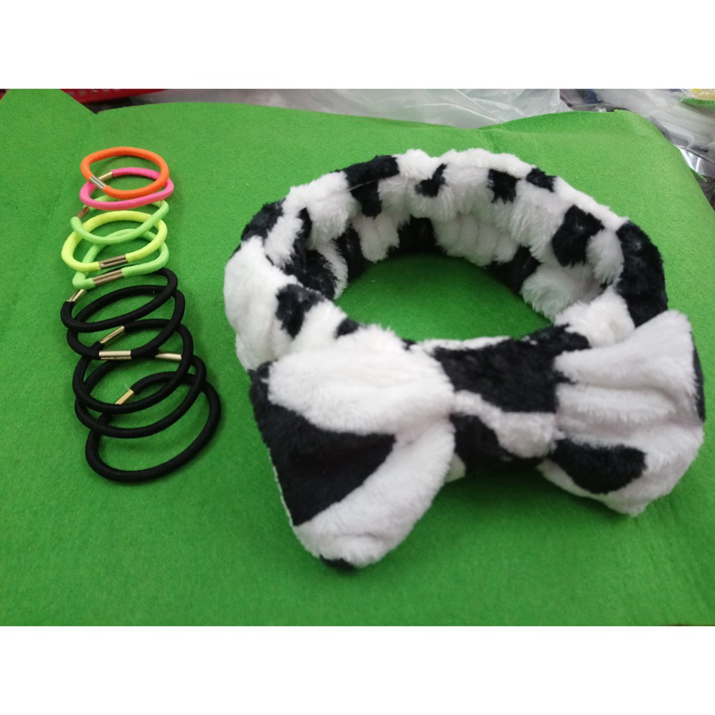 combo 1 băng đô phong cách Hàn Quốc bò sữa + 10 cột tóc đủ màu y hình nha các bạn. Giá 56k nguyên bộ y hình.
