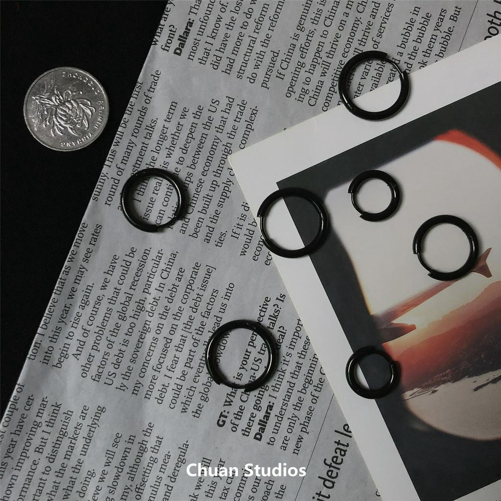 Hoa tai nhỏ màu đen theo phong cách hiphop cá tính