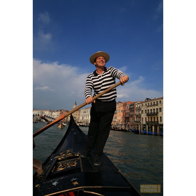 Canon EOS 1000D  Kèm ống kính canon 35-80 95%