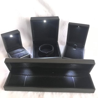 Hộp đựng trang sức có đèn Led hộp đựng nhẫn vòng tay lắc chuỗi Trang Sức cao cấp.