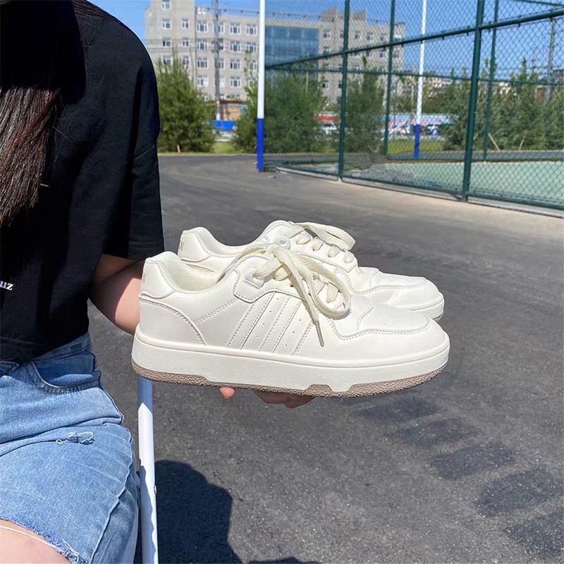 CÓ SẴN GIÀY SNEAKER TRẮNG KEM ĐẾ VIỀN NÂU