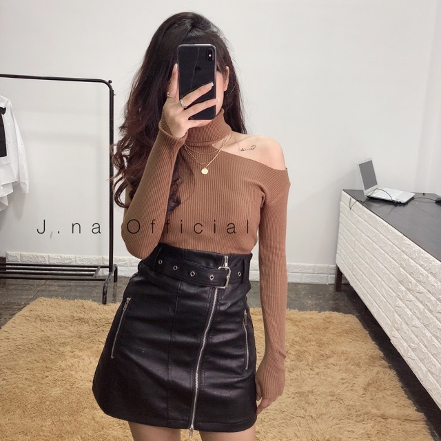 Áo len cổ lọ khoét vai