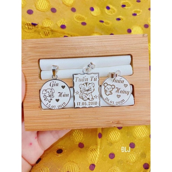 Dây chuyền bạc ta cho bé miễn phí khắc tên, mặt khắc laze bền đẹp. Mặt dây chuyền khắc tên và ngày s