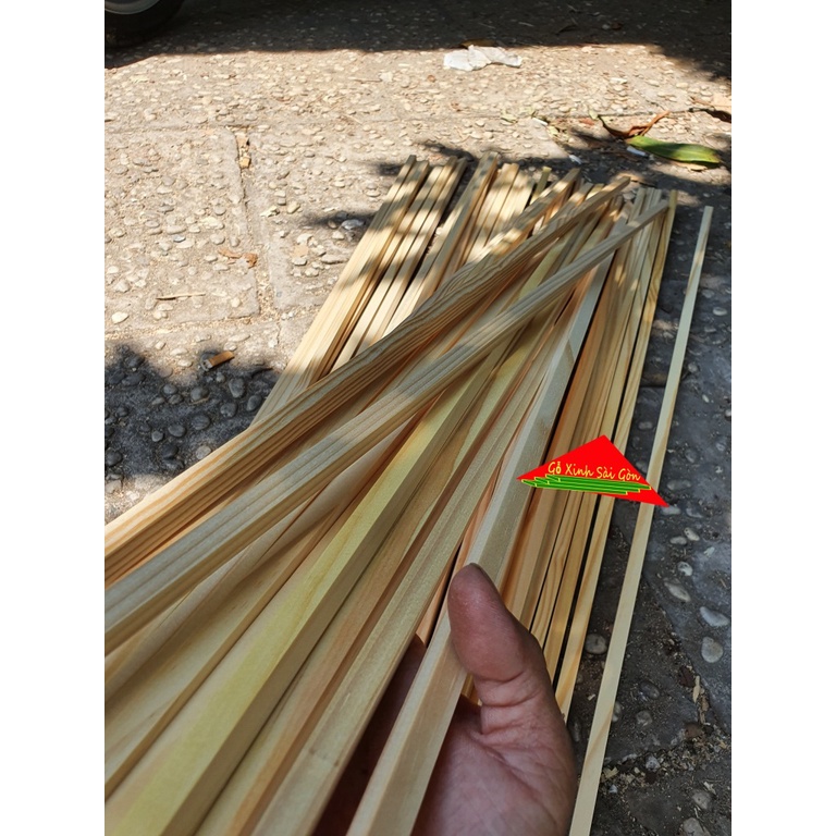 Thanh gỗ thông vuông 1cm ,dài 1m đã bào láng 4 mặt thích hợp dùng làm nẹp chỉ, đóng chuồng thú cưng, mục đích khác...