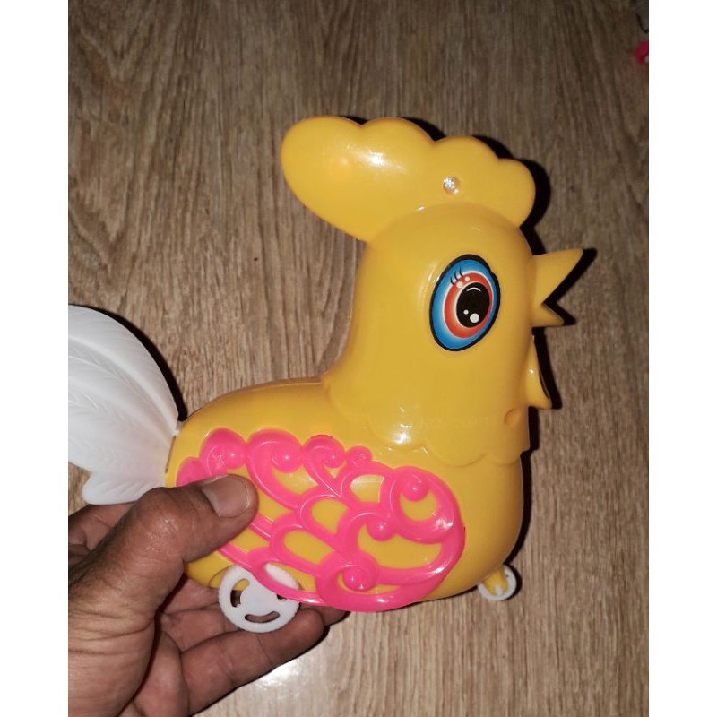 Một chú gà chạy dây rút có đèn bằng nhựa rất đẹp