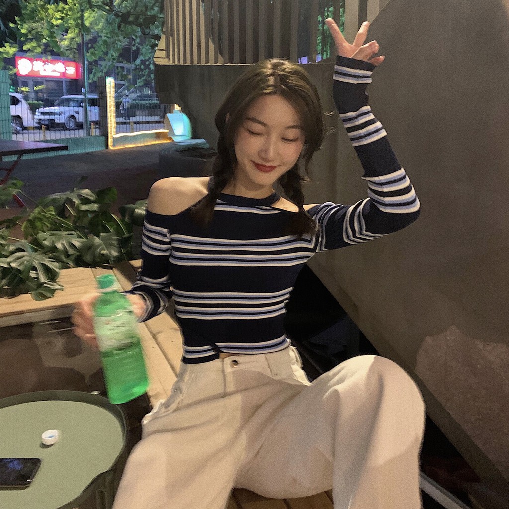 Áo croptop tay dài kẻ ngang khoét vai