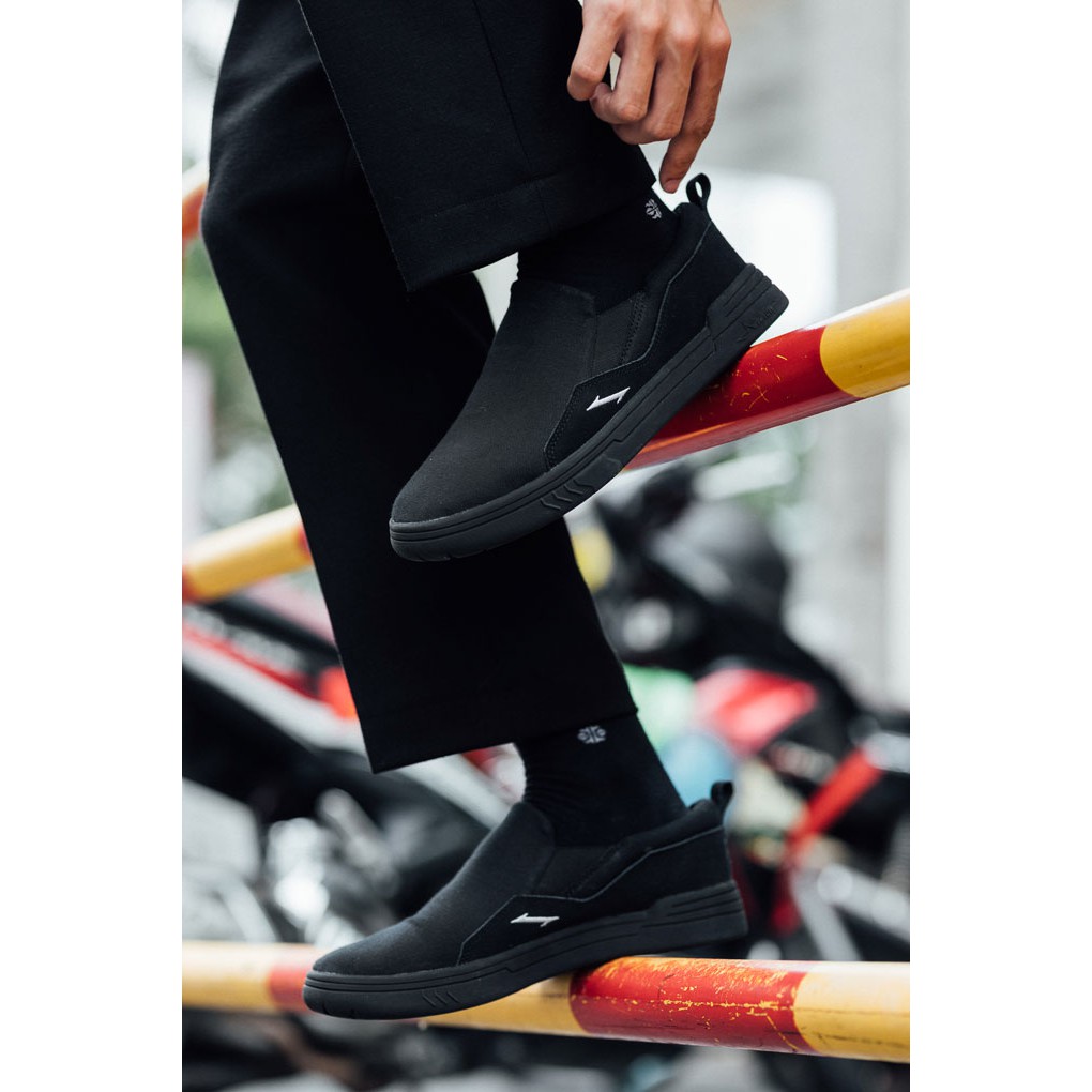 Giày Slip On RieNevan [phối màu Đen tuyền - All Black] | BigBuy360 - bigbuy360.vn