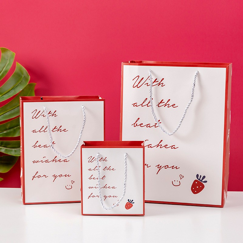 Túi Giấy Hình Họa Tiết Trái Dâu - Quai Cầm Chất Lượng