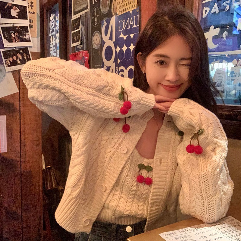 Set áo khoác cardigan kèm áo hai dây đính quả cherry Thucucstore Áo cardigan len hàng Quảng Châu loại 1
