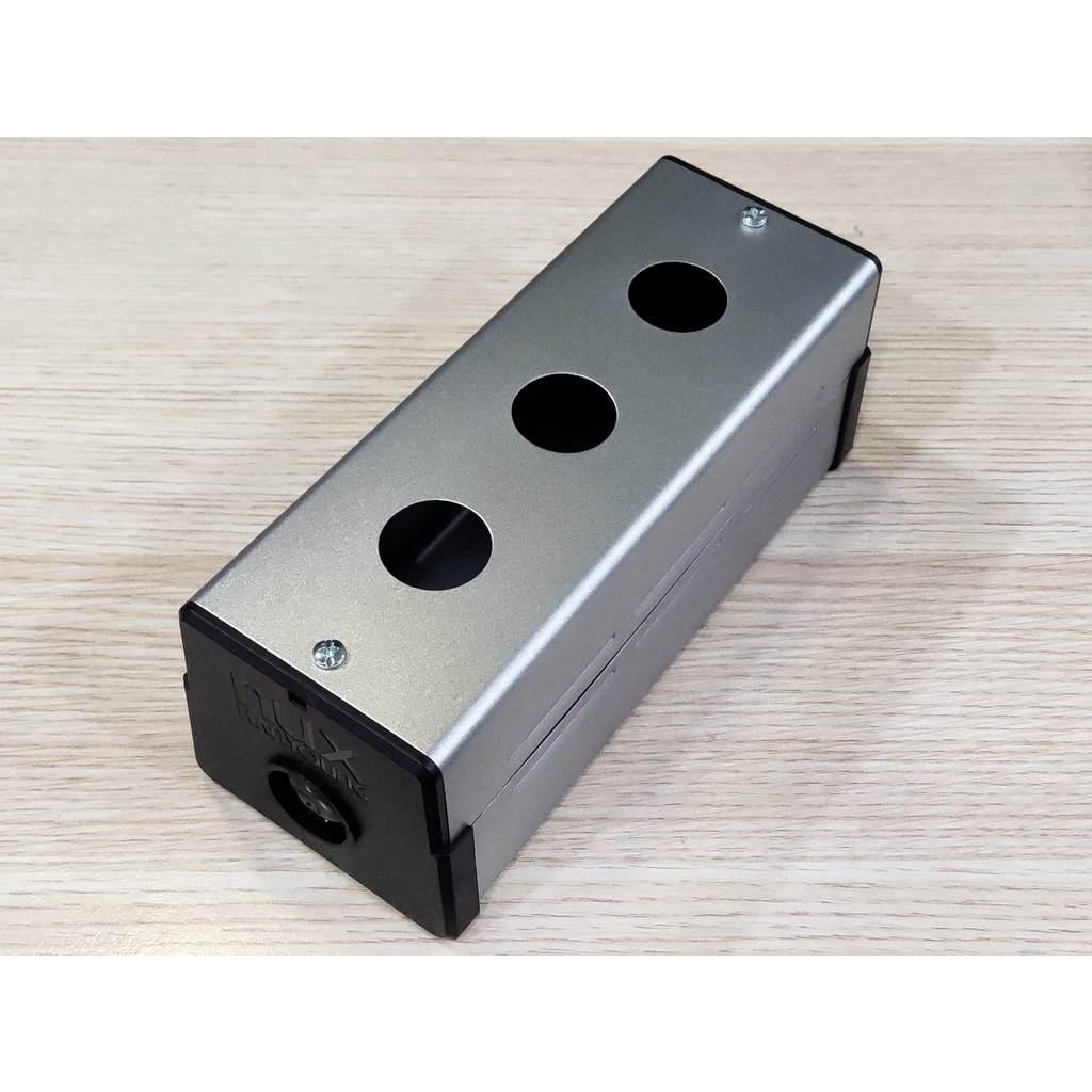 Hộp nút nhấn 3 lỗ phi 25 HY-25-03 Hanyoung