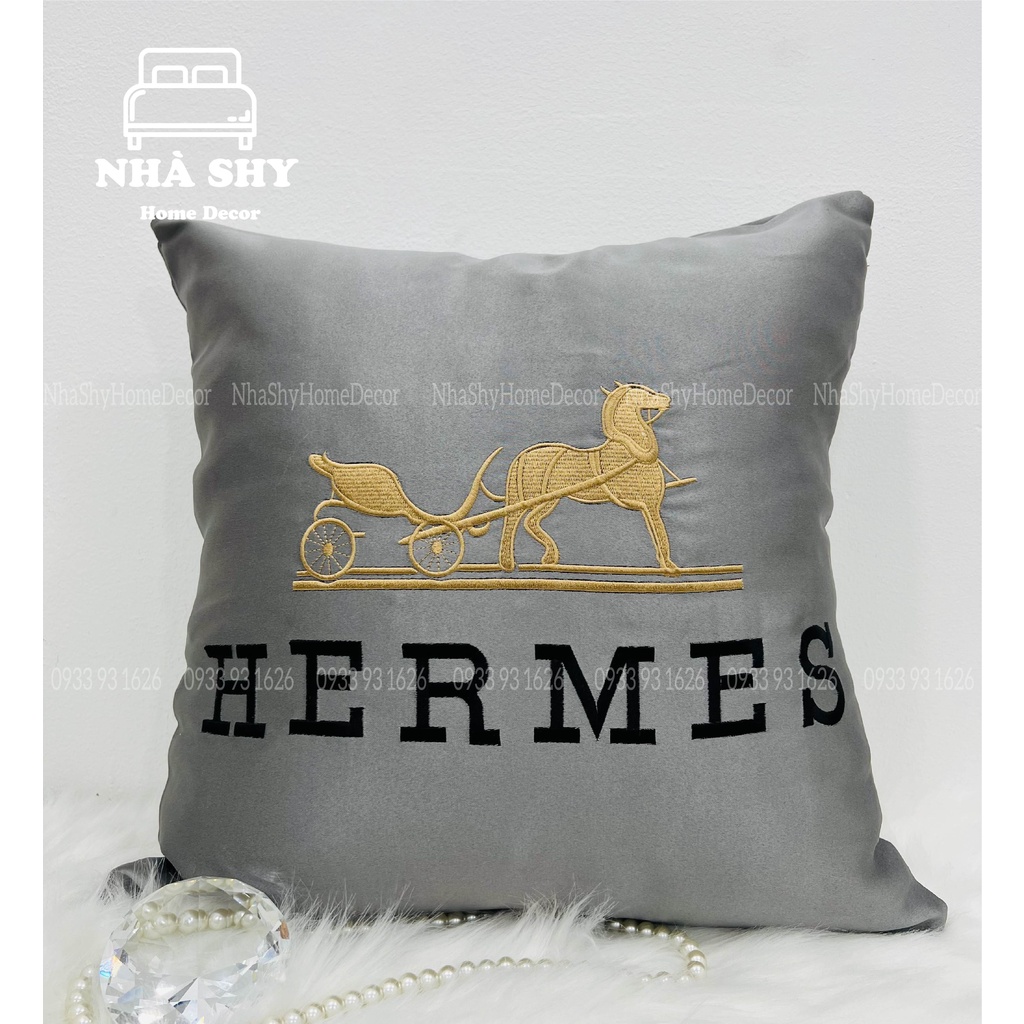 GỐI SOFA VUÔNG HỌA TIẾT THÊU CHỮ HERMES - PHONG CÁCH SANG CHẢNH 45X45CM