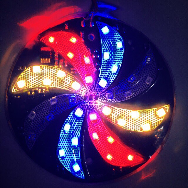 Led sẻ quạt 8 cánh đổi màu xoay tròn điện 12v