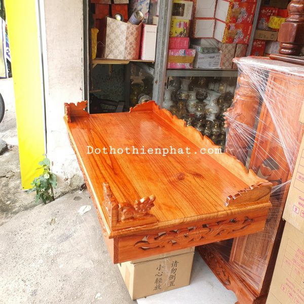 Bàn thờ treo tường gỗ xoan màu đỏ ngang 60 cm đế chạm rồng gồm 1 bộ ke rất đẹp