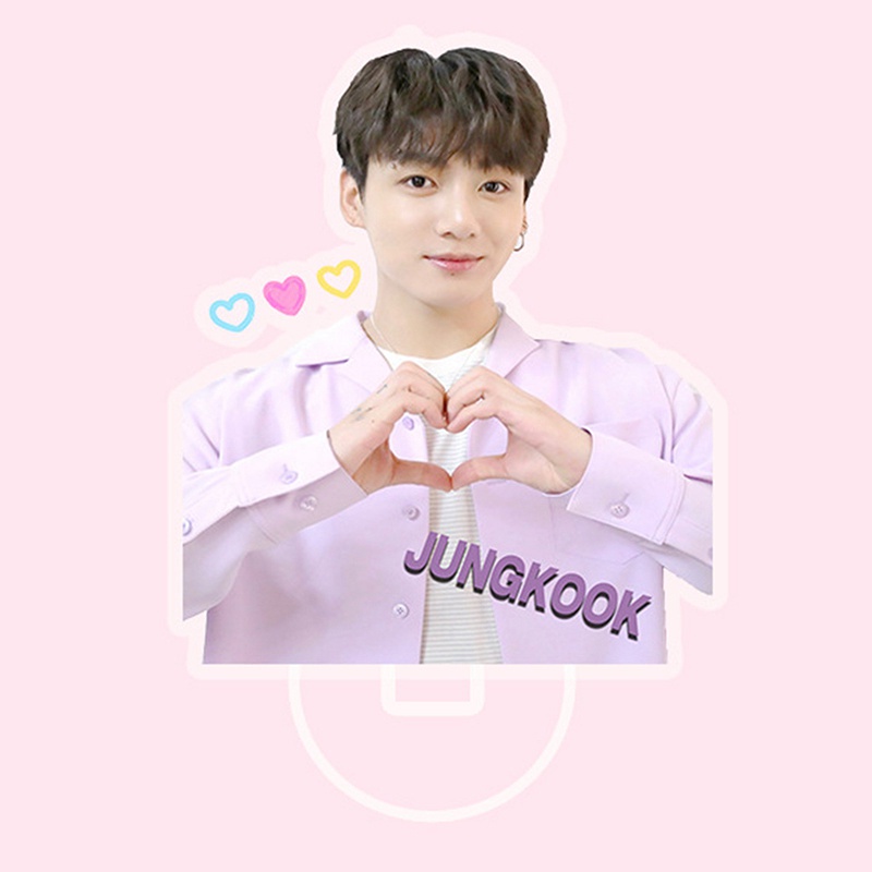 Giá đỡ trưng bày hình các thành viên trong nhóm nhạc Hàn Quốc BTS