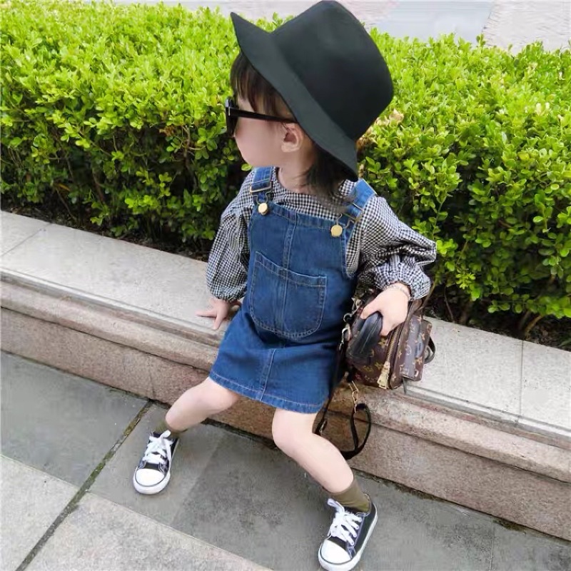 Váy yếm jeans hai dây cho bé gái dáng suông dài màu xanh phối túi trước và sau yếm xinh xắn