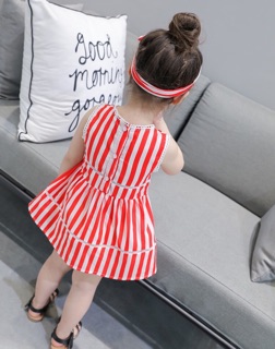 Váy xoè kẻ sọc đỏ