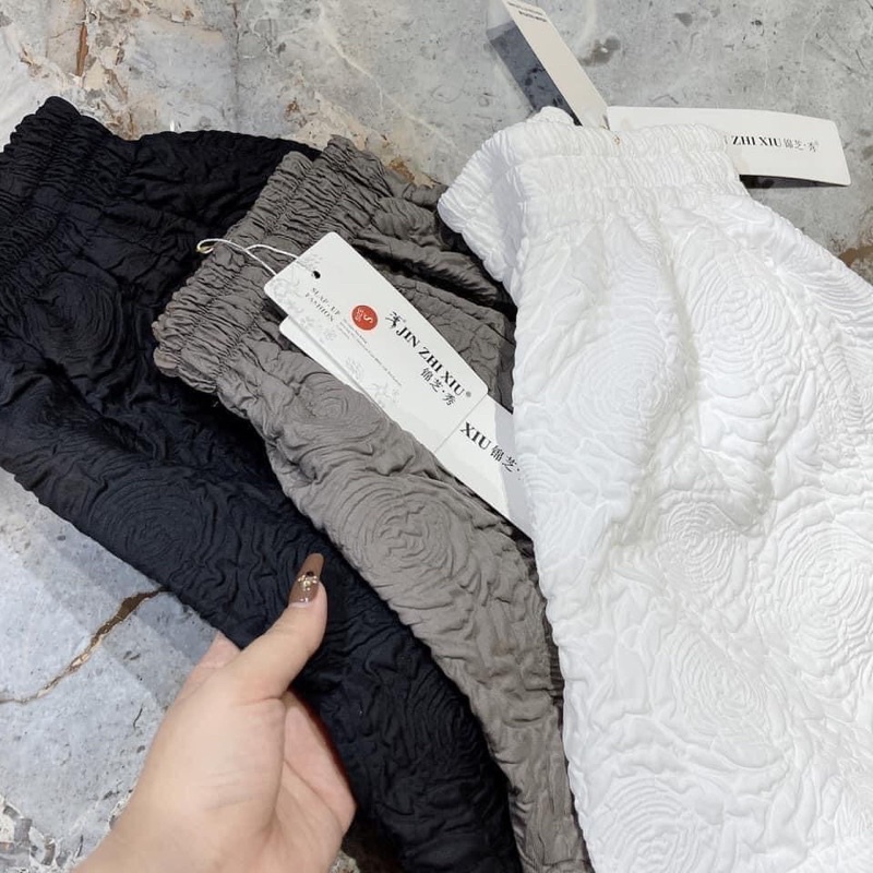 Quần Short Phồng Xốp Hoa Dập Nổi Sang Chảnh | BigBuy360 - bigbuy360.vn