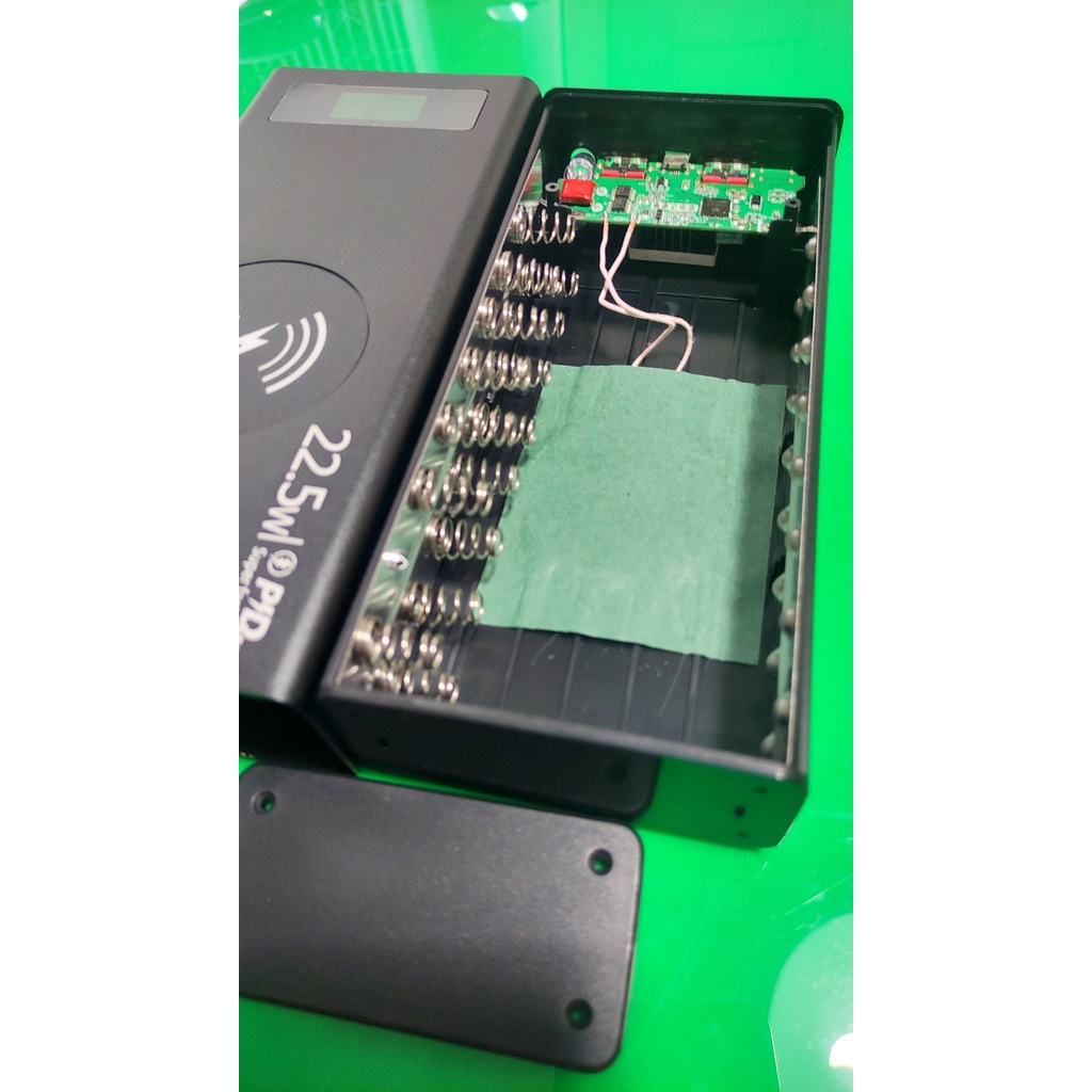 Box sạc dự phòng 16 cell 18650 sạc nhanh QC4.0 22.5W hỗ trợ PD và sạc không dây vỏ nhôm cao cấp màu đen