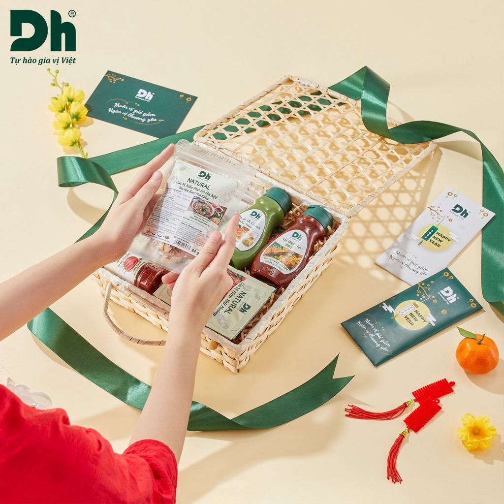 Hộp quà gia vị đặc sản Dh Foods gồm 16 gia vị truyền thống cho căn bếp Việt, thích hợp làm quà biếu, quà Tết - LTGQ01