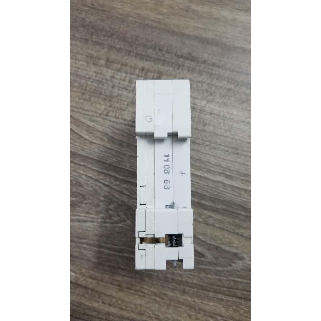 MCB SIEMENS  6A 230/400VAC đi kèm tiếp điểm phụ tháo máy