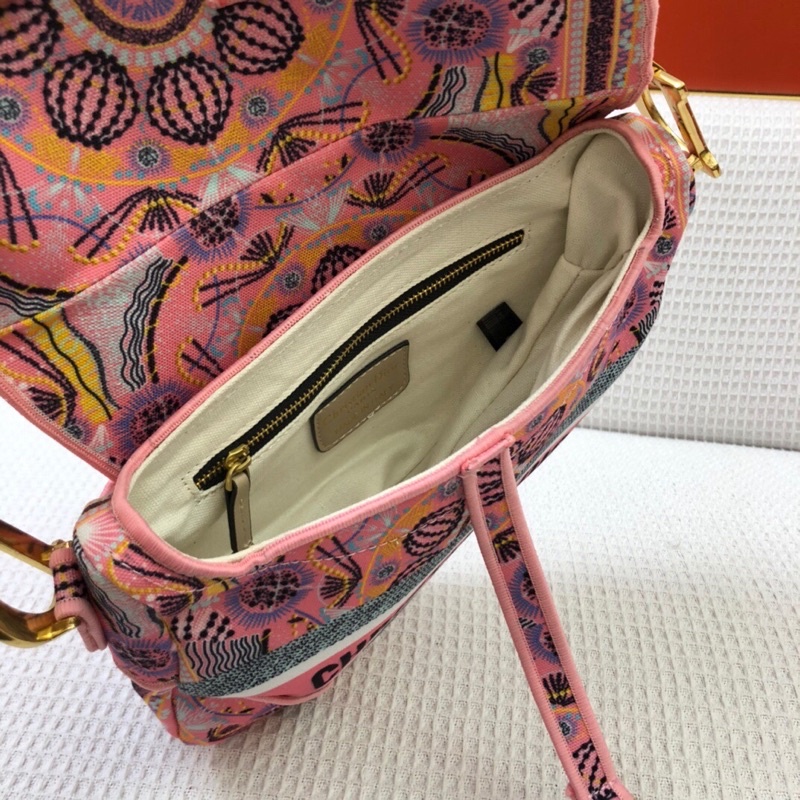 Túi Dior dáng chéo hoạ tiết hoa lá dây có thể tháo rời, có thể đeo chéo hoặc xách tay, mặt trước có logo.