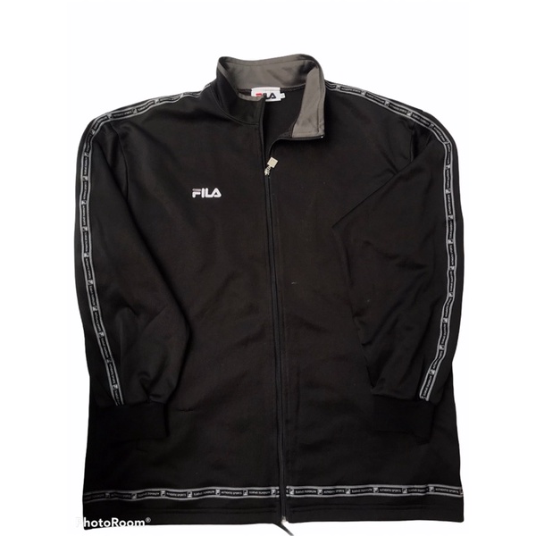 Áo khoác FILA màu đen, logo chạy dọc tay áo size XL