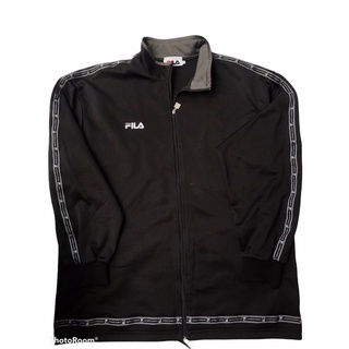 Áo khoác FILA màu đen, logo chạy dọc tay áo size XL