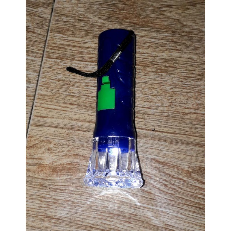 Một Cây đèn pin mini dài 10cm bằng nhựa siêu sáng có kèm pin