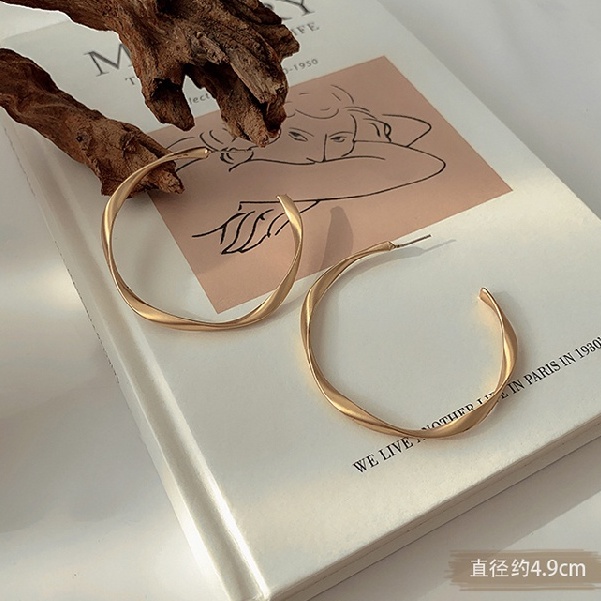 Khuyên tai tròn phong cách Hàn Quốc