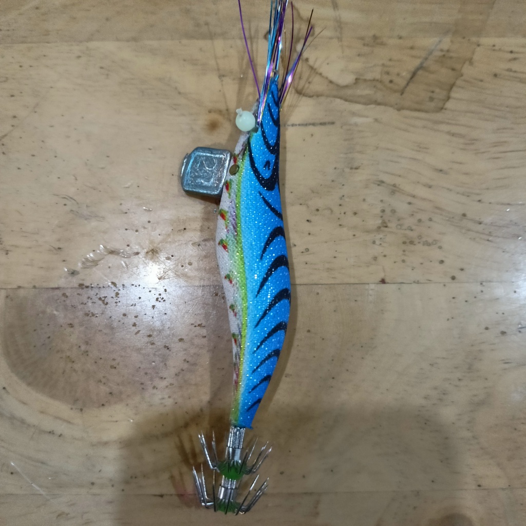 Tôm vải kim tuyến, câu mực