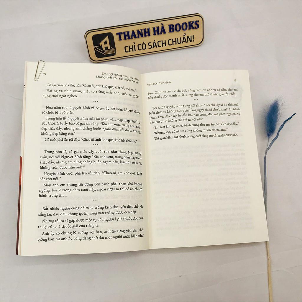 Sách - Em Thật Giống Một Chú Nhím, Nhưng Anh Vẫn Rất Muốn Ôm Em (Kèm Bookmark)