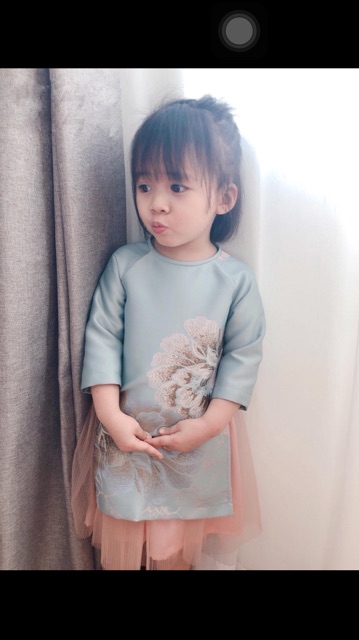 Áo dài gấm cách tân cho bé có kèm mấn