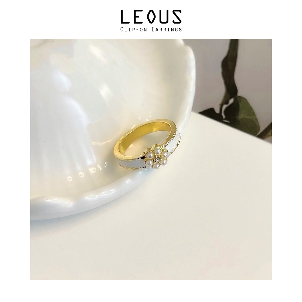 Nhẫn nữ đính đá hình bông hoa trắng gắn hạt trai bằng hợp kim R011