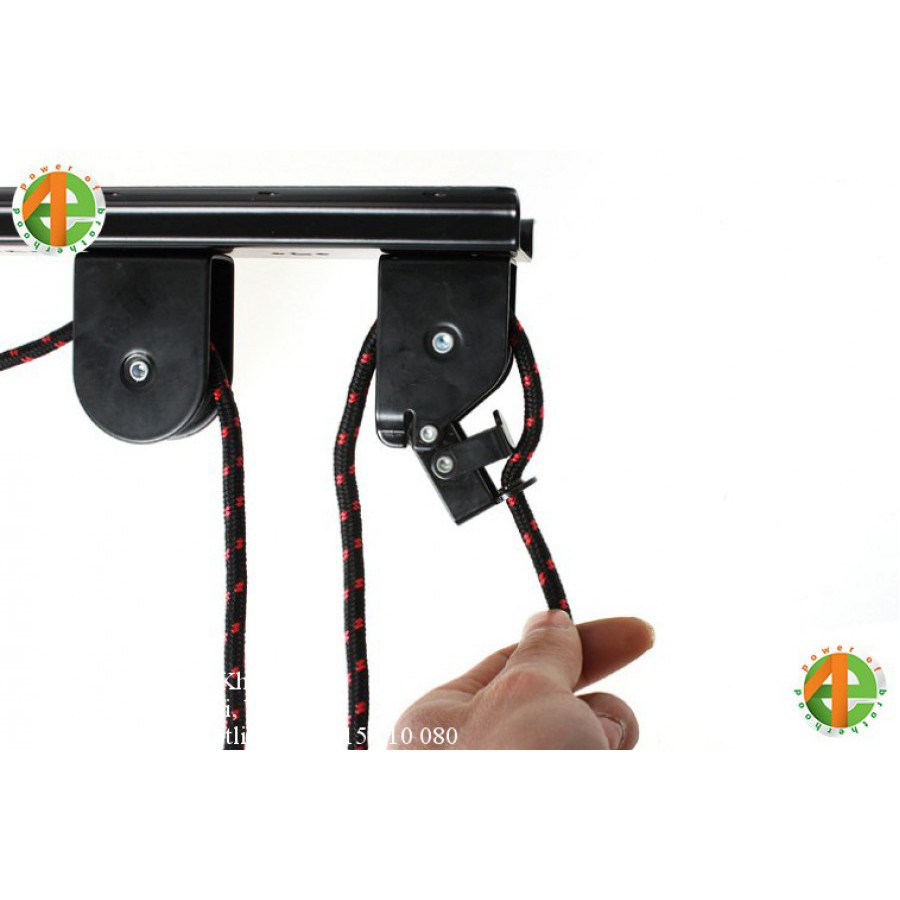 Giá treo xe đạp lên trần nhà tiết kiệm diện tích