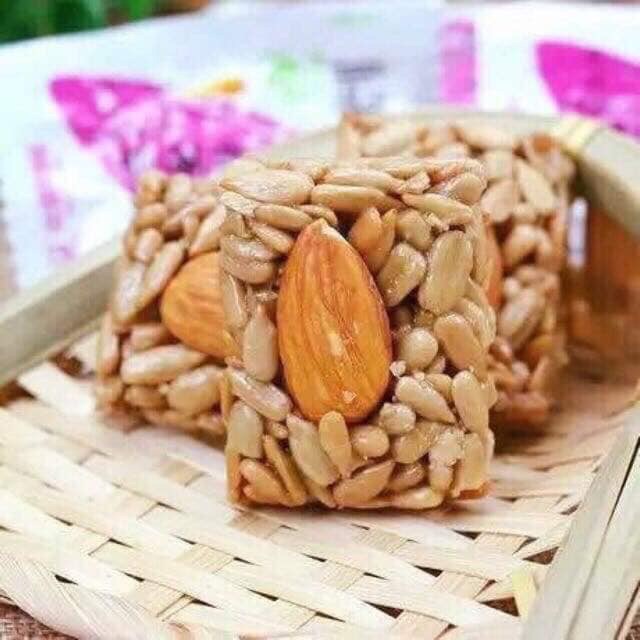 1 hộp 2,5kg kẹo hướng dương hạnh nhân siêu hót siêu ngon