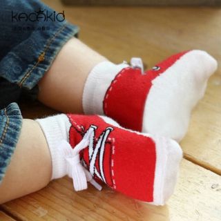 Vớ hình chiếc giày cột dây bé trai