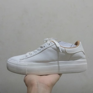 Giày thể thao trắng size 37