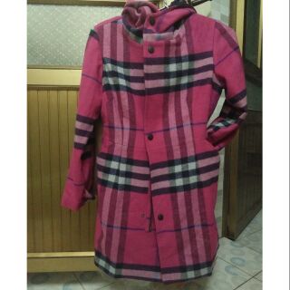 Áo dạ nữ màu hồng có mũ. Chất liệu.dan ép lông cừu. Kiểu da.gs thanh lịch trẻ trung, phim dáng áo đẹp tôn lên vẻ đẹp cho